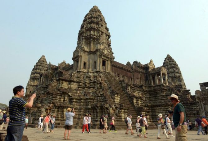 Un turista toma una fotografía en el templo de Angkor Wat en la provincia de Siem Reap.