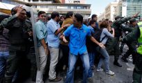 Manifestantes de la oposición son obligados a retirarse de los alrededores de la sede del Consejo Nacional Electoral por la Guardia Nacional Bolivariana en Caracas, el jueves 9 de junio de 2016.
