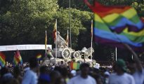 Plaza de la Cibeles con banderas durante el Orgullo Gay de Madrid.
