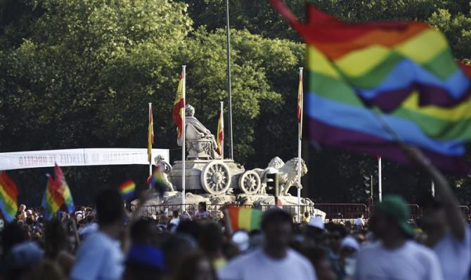 Plaza de la Cibeles con banderas durante el Orgullo Gay de Madrid.