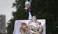 El capitán del Real Madrid, Sergio Ramos, con el trofeo de la Copa de Europa.