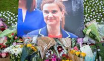 Flores junto a una fotografía de la diputada laborista Jo Cox, hoy junto a las Casas del Parlamento en Londres (Reino Unido).
