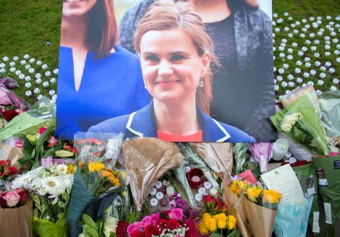 Flores junto a una fotografía de la diputada laborista Jo Cox, hoy junto a las Casas del Parlamento en Londres (Reino Unido).