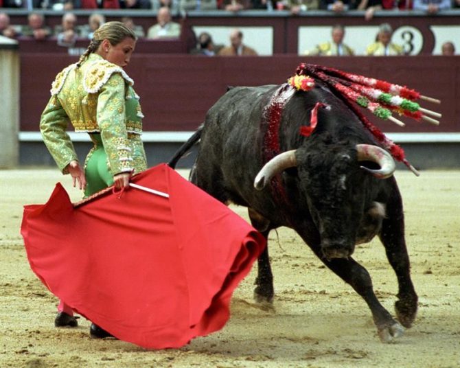 La torera Cristina Sánchez, da un pase con la muleta a un toro en una corrida. 