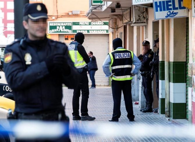 En la imagen, agentes de la policia ante la fachada del domicilio de un detenido en Palma de Mallorca por su vinculación con la organización terrorista Dáesh
