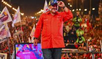 Diego Maradona en el cierre de campaña de Nicolás Maduro previo a las elecciones presidenciales en Venezuela de 2013.