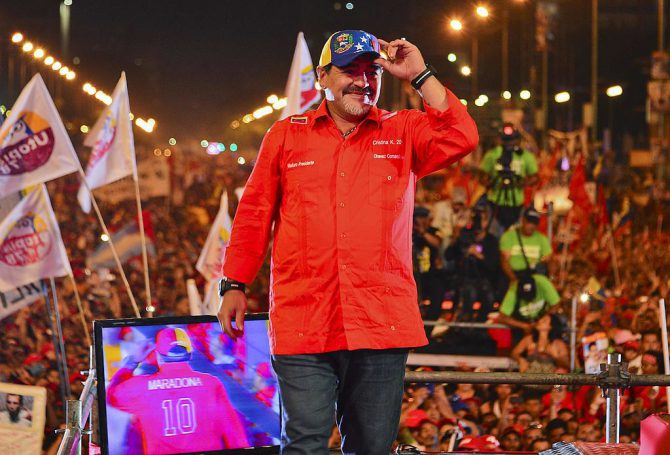 Diego Maradona en el cierre de campaña de Nicolás Maduro previo a las elecciones presidenciales en Venezuela de 2013. 