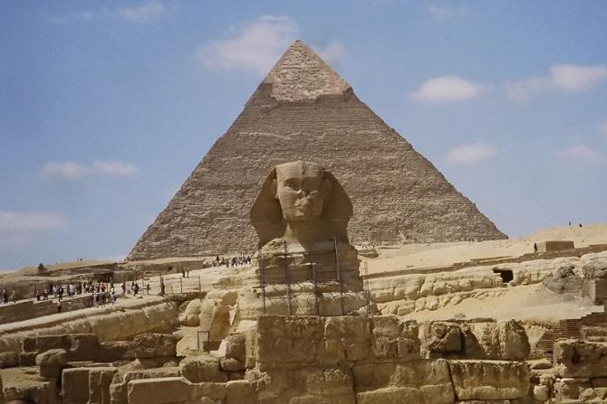 La Gran Esfinge junto con las pirámides de Giza.