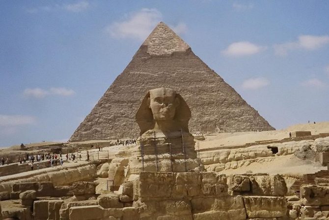 La Gran Esfinge junto con las pirámides de Giza.