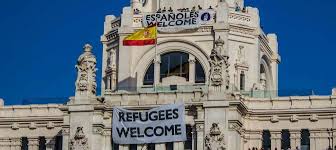 Una pancarta con 'Españoles Welcome' en el Ayuntamiento de Madrid.
