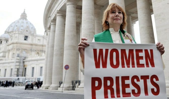 La excomulgada Janice Sevre-Duszynska el 7 de marzo de 2013 en El Vaticano