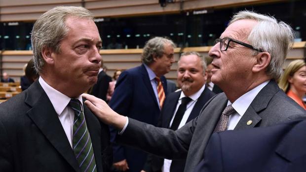 Nigel Farage, líder del partido UKIP, junto al presidente de la Comisión Europea, Jean-Claude Juncker