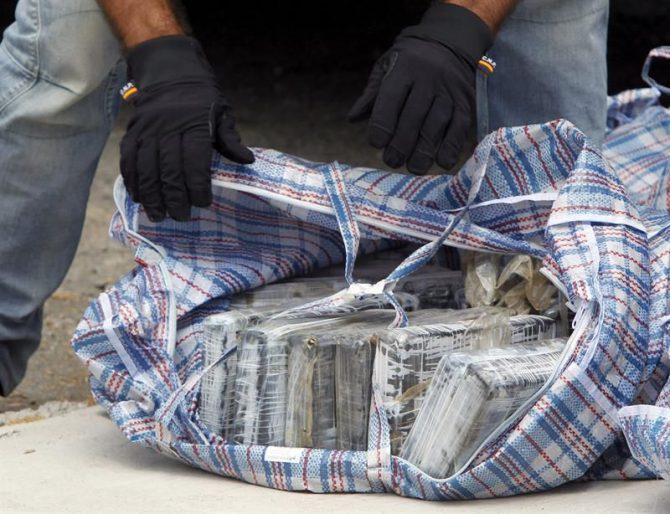 Fardos de cocaína requisados por la policía. 