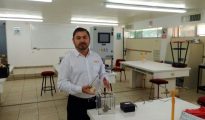 El científico mexicano Gabriel Luna-Sandoval muestra el laboratorio donde convierte la orina en en biogás para bañarse en la ducha y cocinar.