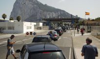 Colas de vehículos ante la verja de entrada a Gibraltar.