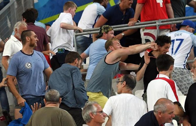 Hinchas se pelean en la grada del Velodrome de Marsella, Francia.