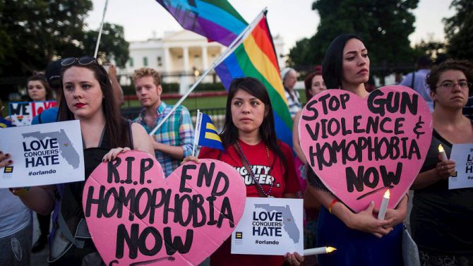 Manifestación contra la "homofobia" tras el atentado de Orlando. Ninguna referencia al terrorismo islámico.