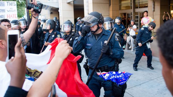 Los manifestantes portaron banderas mexicanas.