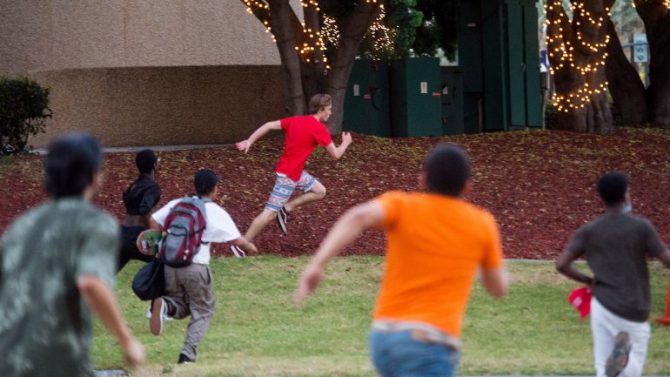 Negros y 'latinos' persiguen a un joven de raza blanca.