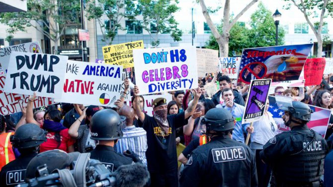 En la imagen, manifestantes anti-Trump.