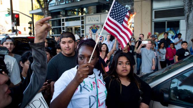 Los anti-Trum quemaron banderas de Estados Unidos.