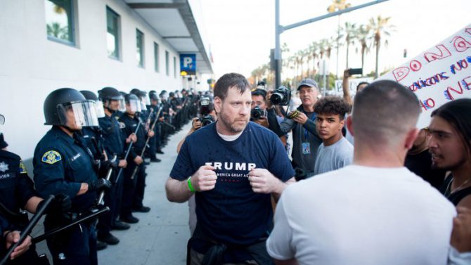 Un partidario de Trump es agredido por manifestantes.