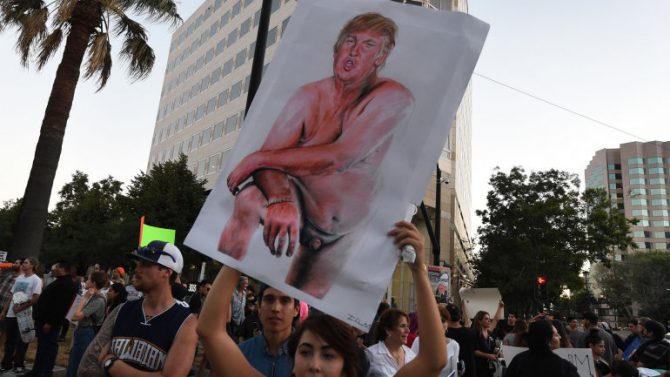 Pancartas ofensivas contra Trump.