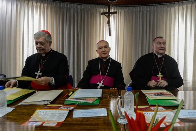 El arzobispo de Caracas, cardenal Jorge Urosa Savino (i).