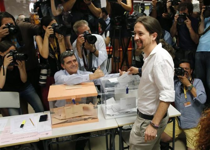 El candidato de Unidos Podemos a la presidencia del Gobierno, Pablo Iglesias, vota en el instituto Tirso de Molina de Madrid.