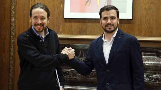 Pablo Iglesias y Alberto Garzón, durante una reunión en el Congreso de los Diputados.