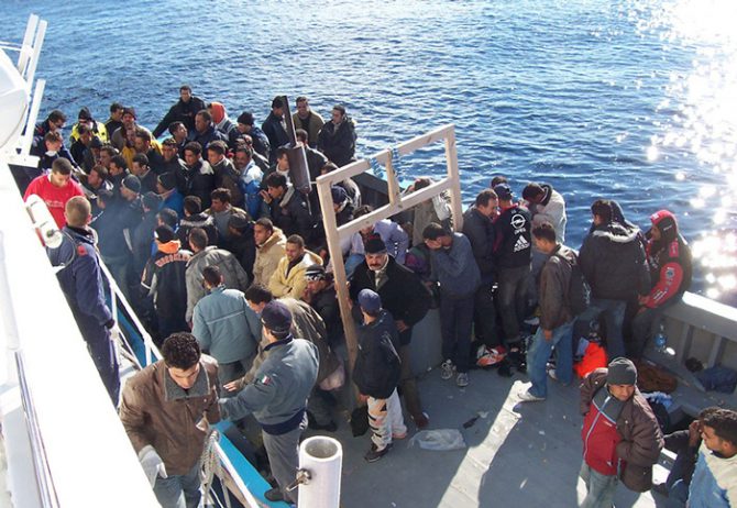 Inmigrantes llegan en bote a Italia procedentes de Libia.