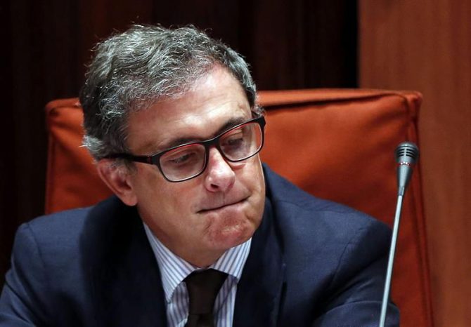 Jordi Pujol Ferrusola, hijo mayor del expresidente de la Generalitat Jordi Pujol, durante su comparecencia ante la comisión de investigación del Parlament sobre el fraude fiscal, en la que también han comparecido sus padres, para dar explicaciones por su fortuna oculta durante 30 años en Andorra.
