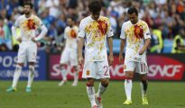 El delantero de la selección española Pedro Rodríguez (d) y el centrocampista David Silva (2d) muestran su decepción ante la victoria italiana, durante el partido Italia-España de octavos de final de la Eurocopa de Fútbol de Francia 2016, que se jugó en el Estadio de Saint Denis de París, Francia.
