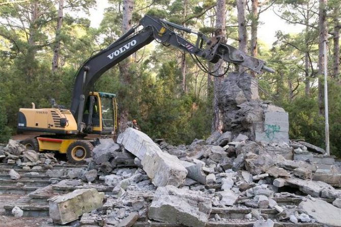 Demolición del monumento a Franco en Las Raíces