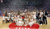 La plantilla del Real Madrid celebra con la Copa de campeones de la Liga ACB tras vencer al FC Barcelona Lassa en el cuarto partido de la final, en el Palacio de los Deportes de Madrid.