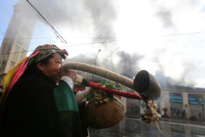 Una mujer mapuche indígena protesta en los alrededores de Valparaíso, Chile.