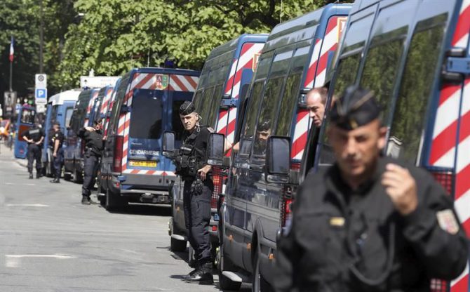 La policía francesa se despliega junto a una zona de aficionados con motivo del inminete conmienzo de la Eurocopa.
