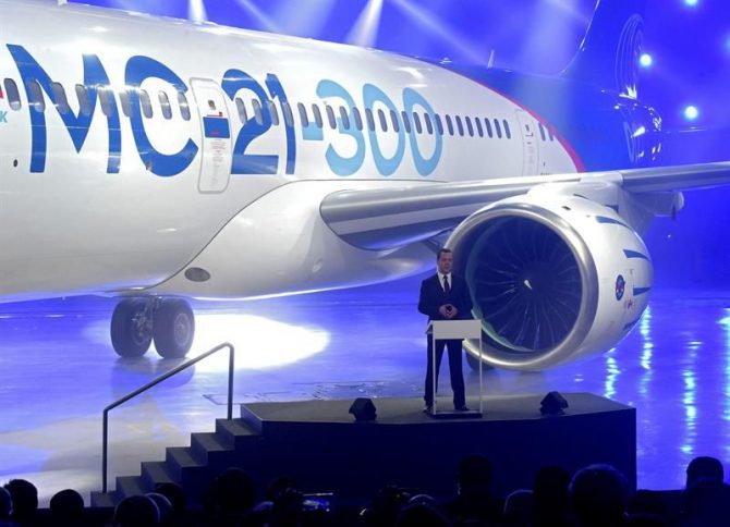 El primer ministro ruso, Dmitry Medvedev, pronuncia su discurso durante la presentación del primer avión de pasajeros MC-21-300 en la planta de aviación de Irkutsk (IAP), en Rusia, hoy.