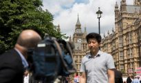 Medios de comunicación permanecen a la espera ante el Parlamento de Westminster en Londres