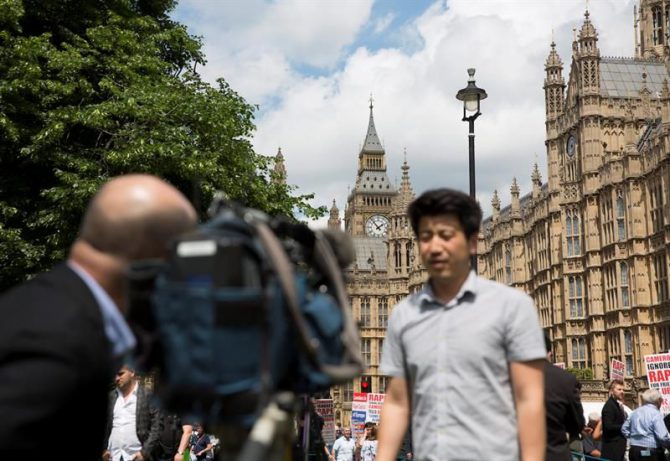 Medios de comunicación permanecen a la espera ante el Parlamento de Westminster en Londres