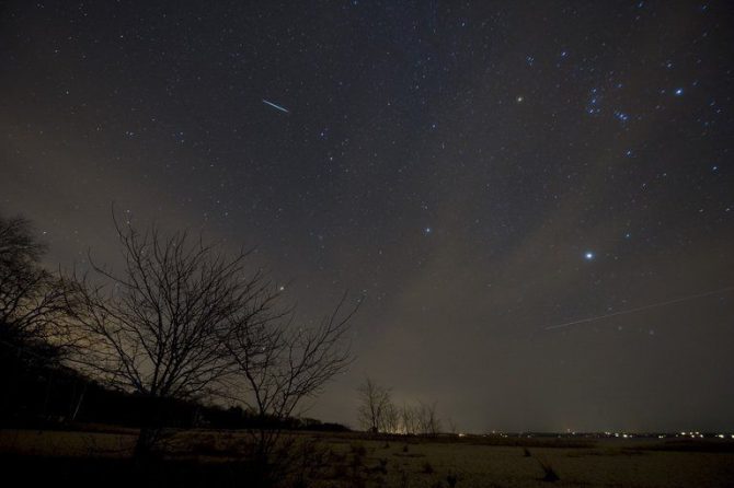 Un meteorito en medio de una lluvia de estrellas fugaces en diciembre de 2009 sobre el estado de Nueva York.