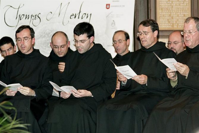 Monjes del Monasterio de Santo Domingo de Silos (Burgos), cantando. 