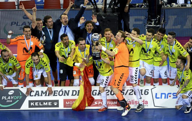 Luis Amado levanta el trofeo que les acredita como campeones de Liga.