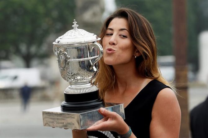 La tenista española Garbiñe Muguruza posa con el trofeo tras ganar Roland Garros. este sábado.