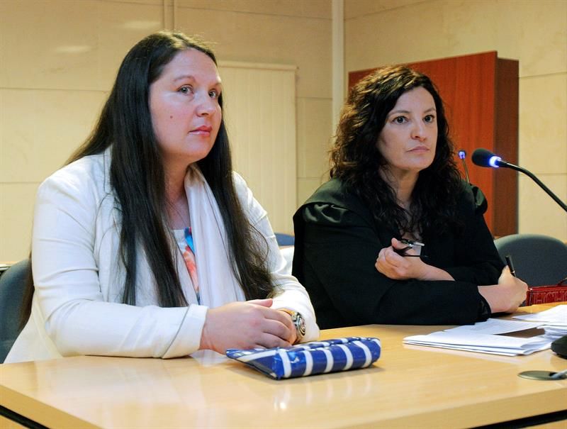 La mujer de nacionalidad chilena y residente en Alemania, Marisol Fabiola Raue Ortega, acusada de dar muerte a su bebé de seis meses en la habitación de un hotel de Santiago de Compostela, compareciendo en la jornada de ayer.