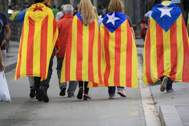 Mujeres catalanas portando esteladas.