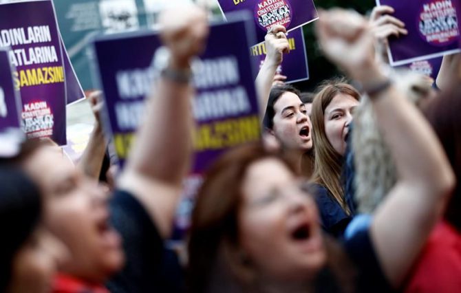 Varias mujeres participan en la protesta convocada contra el presidente turco Recep Tayyip Erdogan, en Estambul, Turquía.