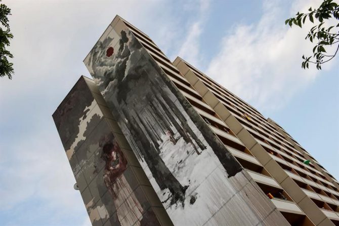 Vista de un mural de 42 metros de alto del artista español Borondo, parte del proyecto Urban Nation en Berlín.