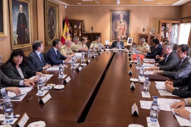 El ministro de Defensa en funciones, Pedro Morenés (c), y el general jefe del Estado Mayor del Ejército de Tierra, Jaime Domínguez-Buj (7i), durante la reunión del Patronato de la Fundación Museo del Ejército. 
