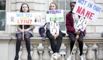 Jóvenes manifestantes contra el Brexit el viernes frente a Downing Street.